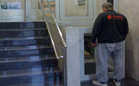 Operario de Grupo Geonor revisando el funcionamiento del elevador de personas