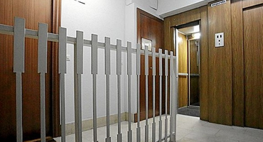 En la imagen, un portal que sí cuenta con los ascensores que ayudan a las personas mayores a salir a la calle. Imagen de la web de Noticias de Gipuzkoa