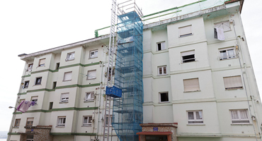 Fachada de un edificio en rehabilitación (Foto archivo: Gobierno de Cantabria)